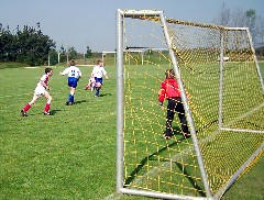 Der Ball geht weit am Riesaer Tor vorbei.