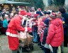 Der Gehilfe des Weihnachtsmannes verteilt Geschenke