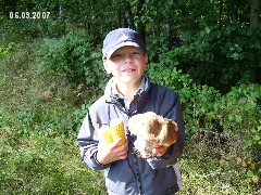 Dennis mit einem Riesenpilz