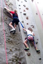 Janine und Celina an der Kletterwand